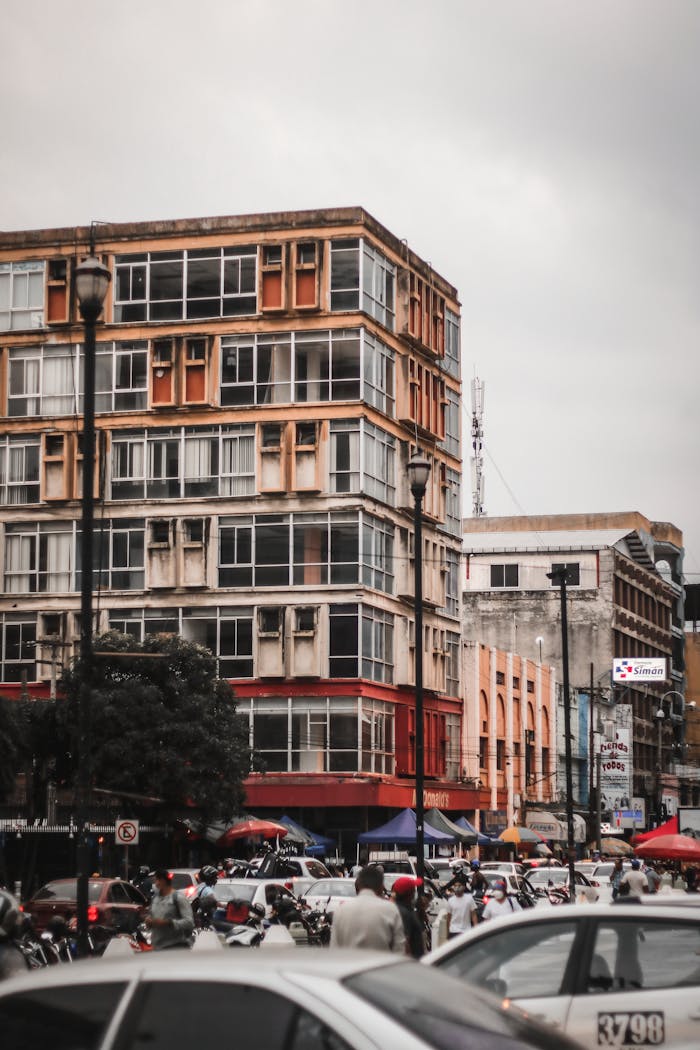 Street view of San Pedro Sula, featuring crowded urban hustle and diverse architecture.